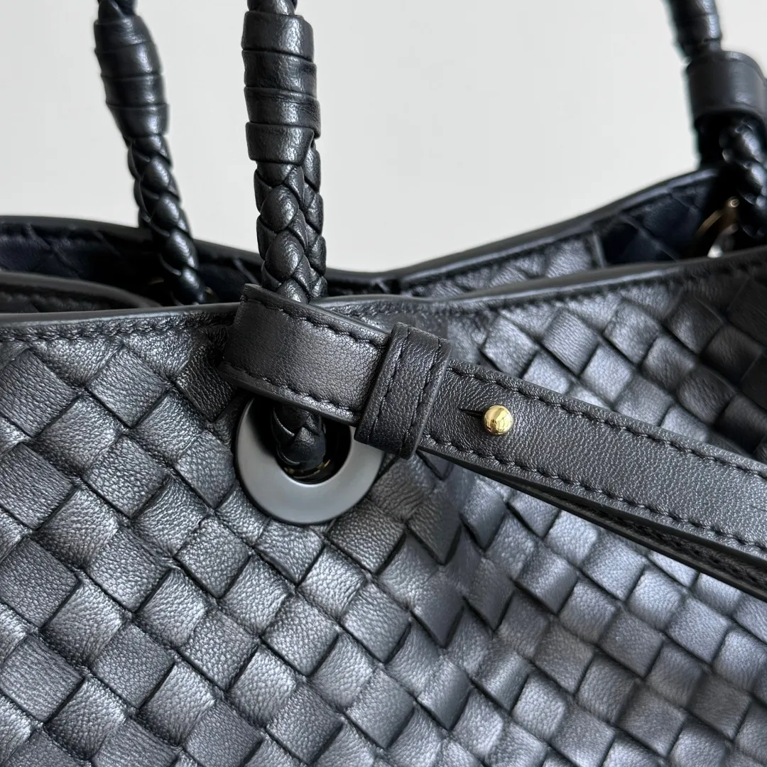 Batch 2200 Bottega Veneta Basket new woven handbag. The classic tote bag style has its own elegant and elegant temperament. It does not feel out of place whether it is commuting or casual outings. It is suitable for various occasions! The design of the woven handle is the finishing touch. The hand-woven texture is delicate and rich in texture. It is not only beautiful, but also extremely comfortable to hold. It looks low-key when held in the hand, but in fact it exudes luxurious charm. Iconic weaving process, each weave is tight and even, showing BV's exquisite production technology. The metal ring decoration is perfectly connected with the bag body, adding a sense of modernity and sophistication to the whole. Moreover, the lines of the bag body are smooth and natural, and the curvature is ergonomic. It can be perfectly adapted whether it is carried on the shoulder or carried in the hand, showing an elegant posture. Style number: 836261 Size: 31*18.5*16cm